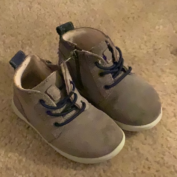 Baby boy grey/blue Ugg casual boot.. they are a size US 7 UK 6.🥾 - Picture 3 of 3